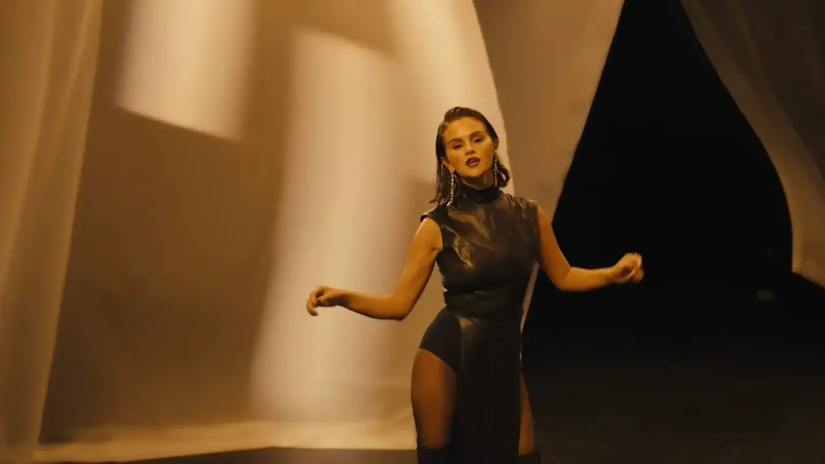 Selena Gomez thay đổi hình tượng trong MV 'In the Dark'